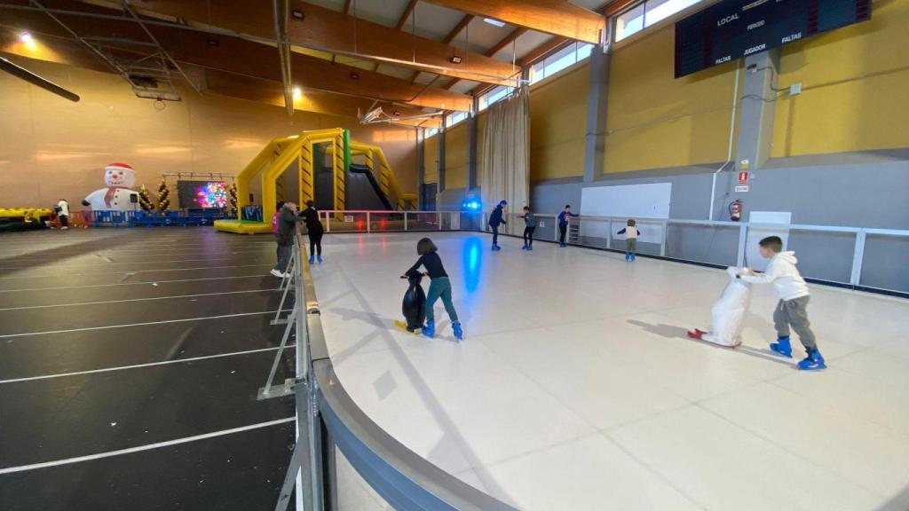 La espectacular pista de hielo de La Cistérniga para disfrutar en Navidad: 200 m2 y capacidad para 30 personas