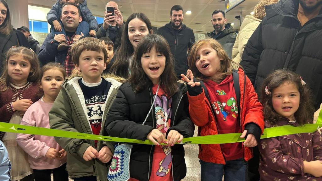 Niños en Alvedro esta tarde.