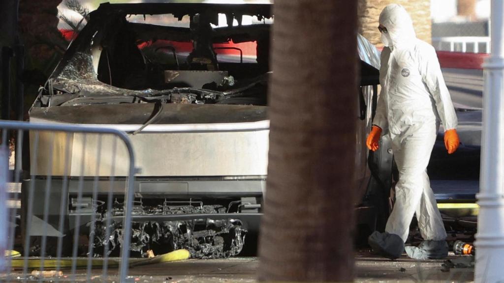 Los bomberos trabajan en el Tesla Cybertruck que se quemó en la entrada de la Torre Trump en Las Vegas.