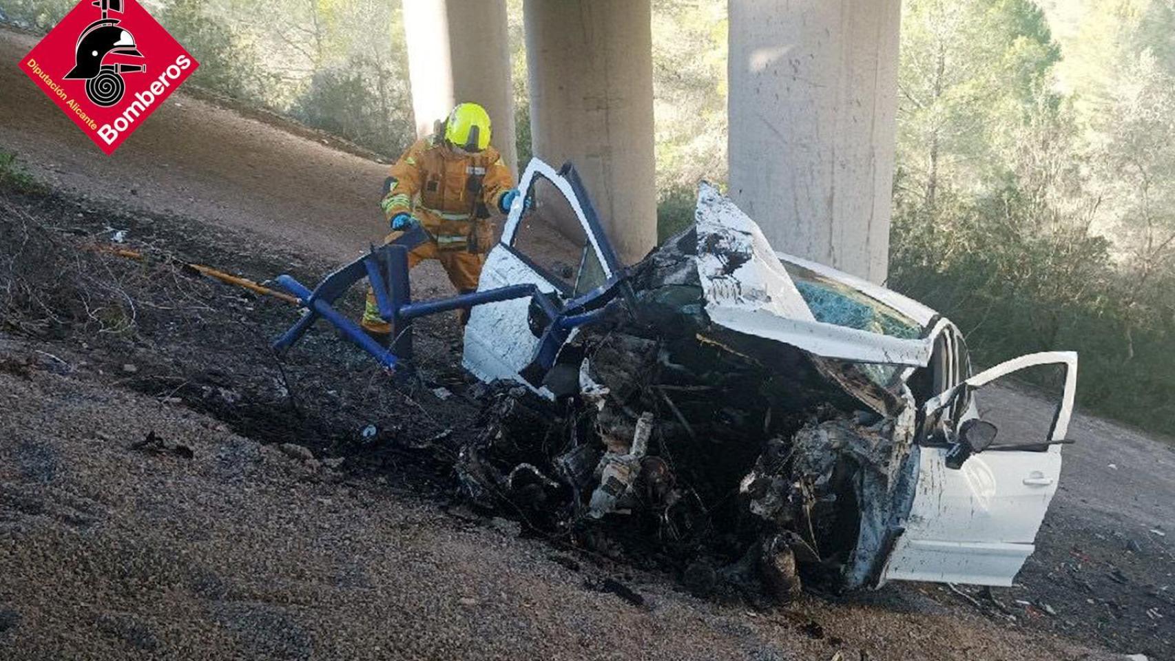 Herido grave el conductor de un coche tras caer 15 metros por un viaducto en Gata de Gorgos