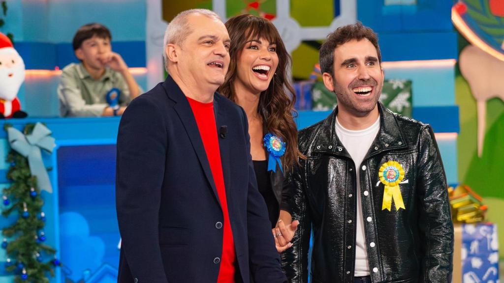 Lara Álvarez y Aitor Albizua, los padrinos de la final, junto a Ramón García.