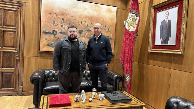 El director y productor de cine leonés que está nominado a los Goya y se ha reunido con el alcalde de León