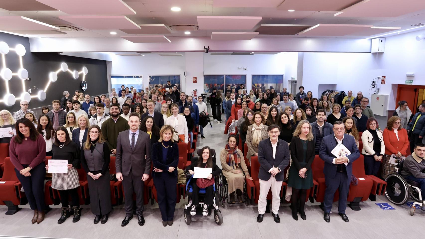 Foto de familia de la entrega de becas de la 'Oportunidad al Talento' de Fundación ONCE