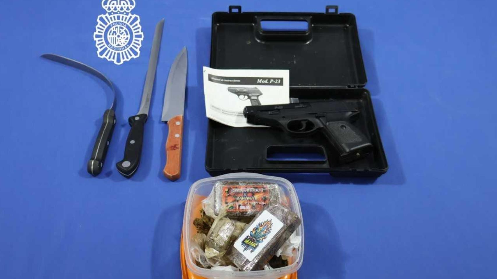 Armas y droga incautadas por la Policía Nacional a una pareja en Salamanca