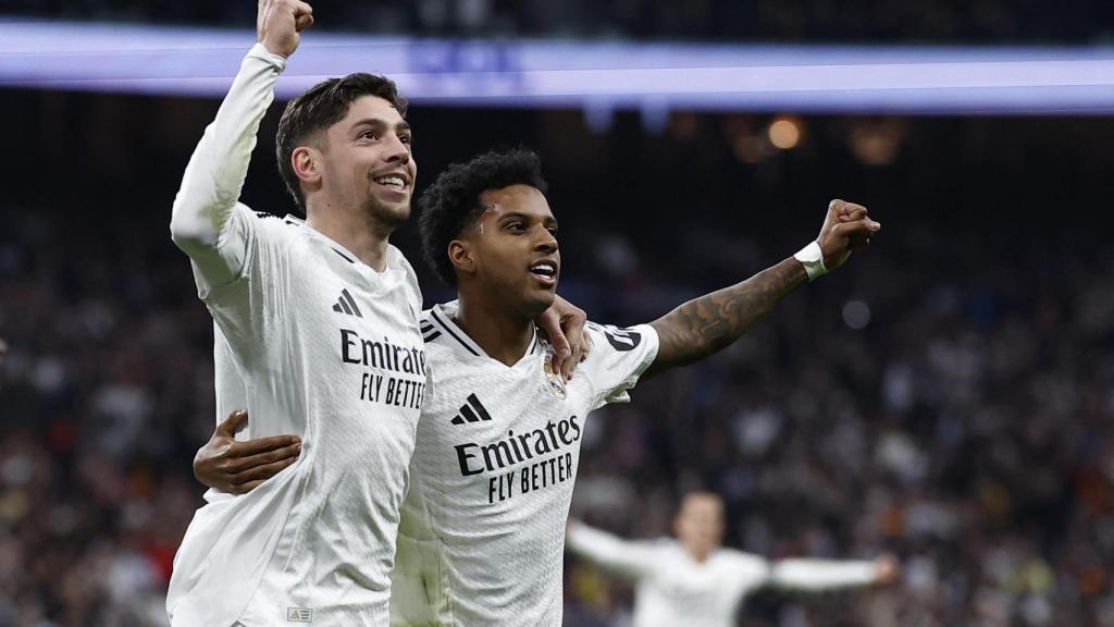 Valverde y Rodrygo celebran un gol del Real Madrid frente al Sevilla.