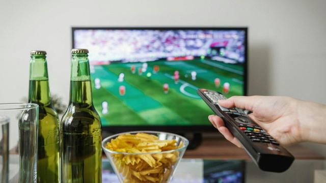 Televisión reproduciendo un partido de fútbol