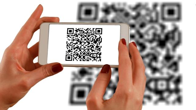 Un móvil escaneando un código QR