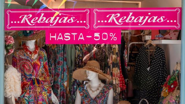 El escaparate de un comercio luce un cartel de rebajas.