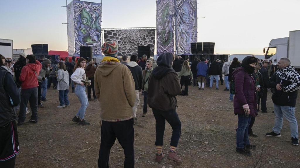 Más de 5.000 personas asisten desde Nochevieja a la rave que se desarolla en los terrenos del polígono industrial asociado al aeropuerto de Ciudad Real.