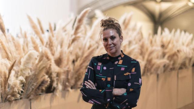 Monika Aranda durante una de sus exposiciones efímeras en Navarra.