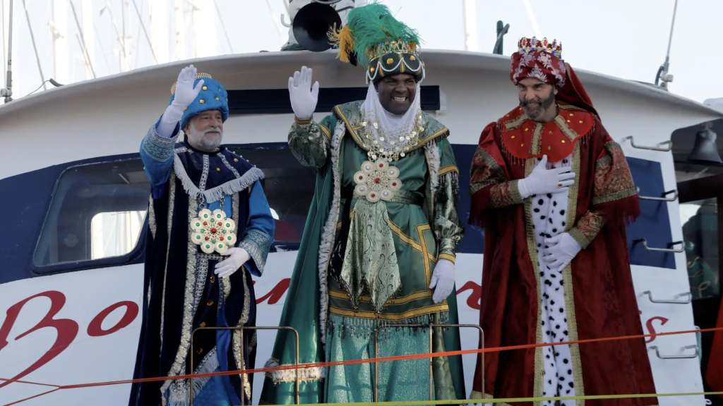 Imagen de archivo de los Reyes Magos llegando a España en barco.