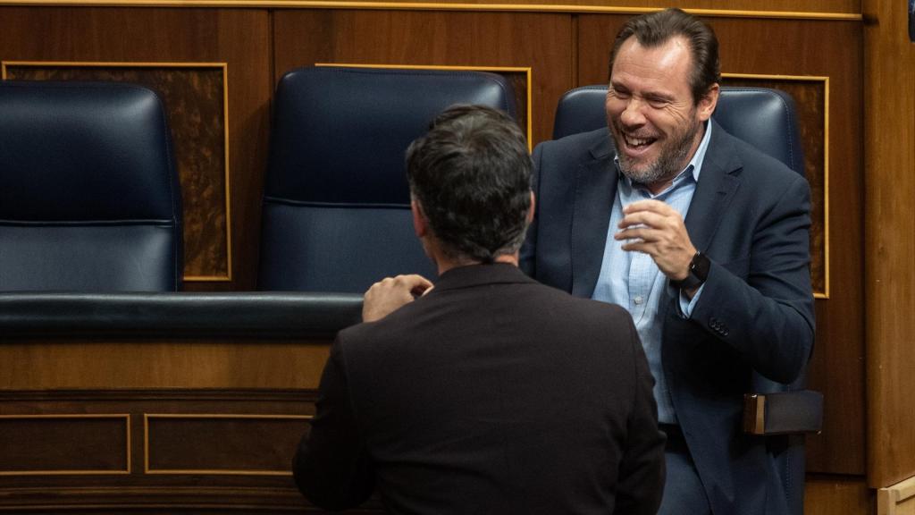 El ministro de Transportes y Movilidad Sostenible, Óscar Puente, en un pleno del Congreso.