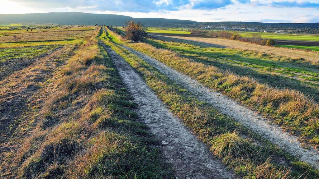 Terraplén de una calzada romana en el valle de Losa.