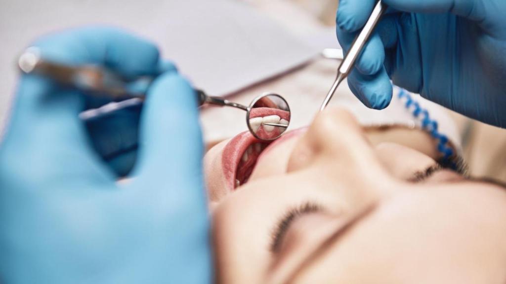 Fotografía de una mujer en el dentista.