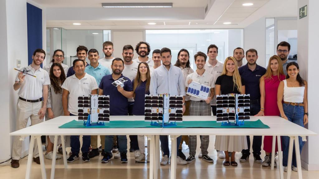 Equipo de FOSSA Systems en su sede en la madrileña Gran Vía, en el centro de la ciudad, junto a sus nuevos nanosatélites.