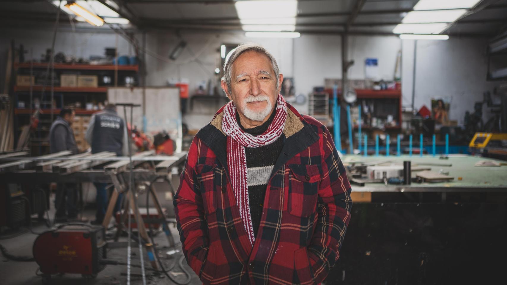 Domingo León, uno de los principales constructores de las carrozas de la cabalgata de Reyes en el taller de su empresa Scnik, en Arganda del Rey.