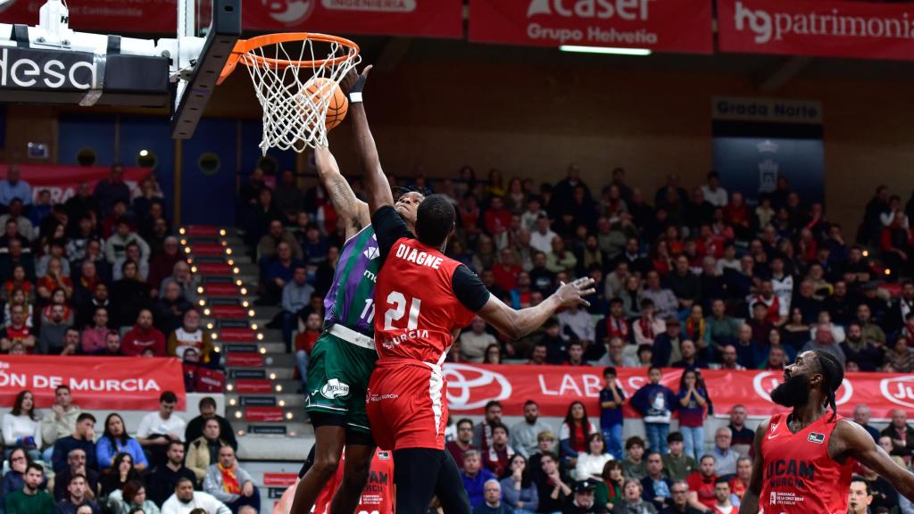 Tyson Carter ataca la canasta durante el UCAM Murcia vs. Unicaja de la Liga Endesa