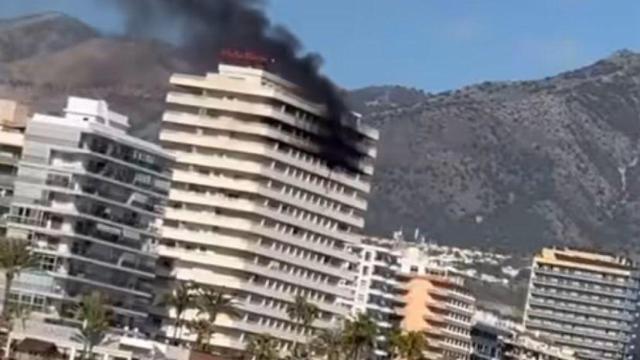 La nube de humo negro provocada por el incendio de un edificio en Fuengirola.