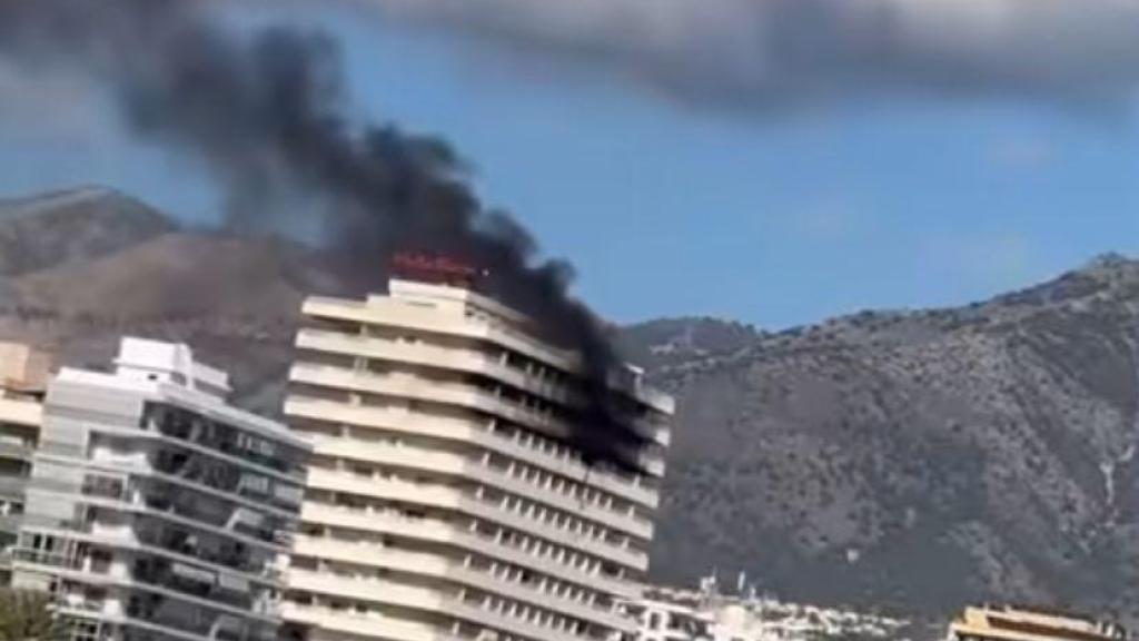 La nube de humo negro provocada por el incendio de un edificio en Fuengirola.