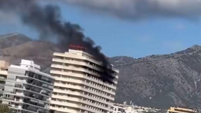 La nube de humo negro provocada por el incendio de un edificio en Fuengirola.