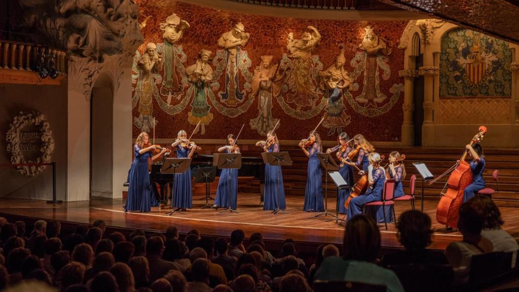 Fotografía de 'Délica Chambers Orchestra', un grupo formado solo por mujeres.