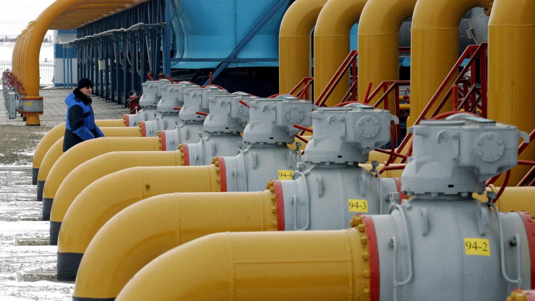 Un trabajador de gas camina entre las tuberías en un compresor y la estación de distribución del gasoducto Urengoy-Pomary-Uzhgorod, a unos 30 km (19 millas) de la ciudad rusa de Kursk, en el suroeste, en una imagen de archivo.