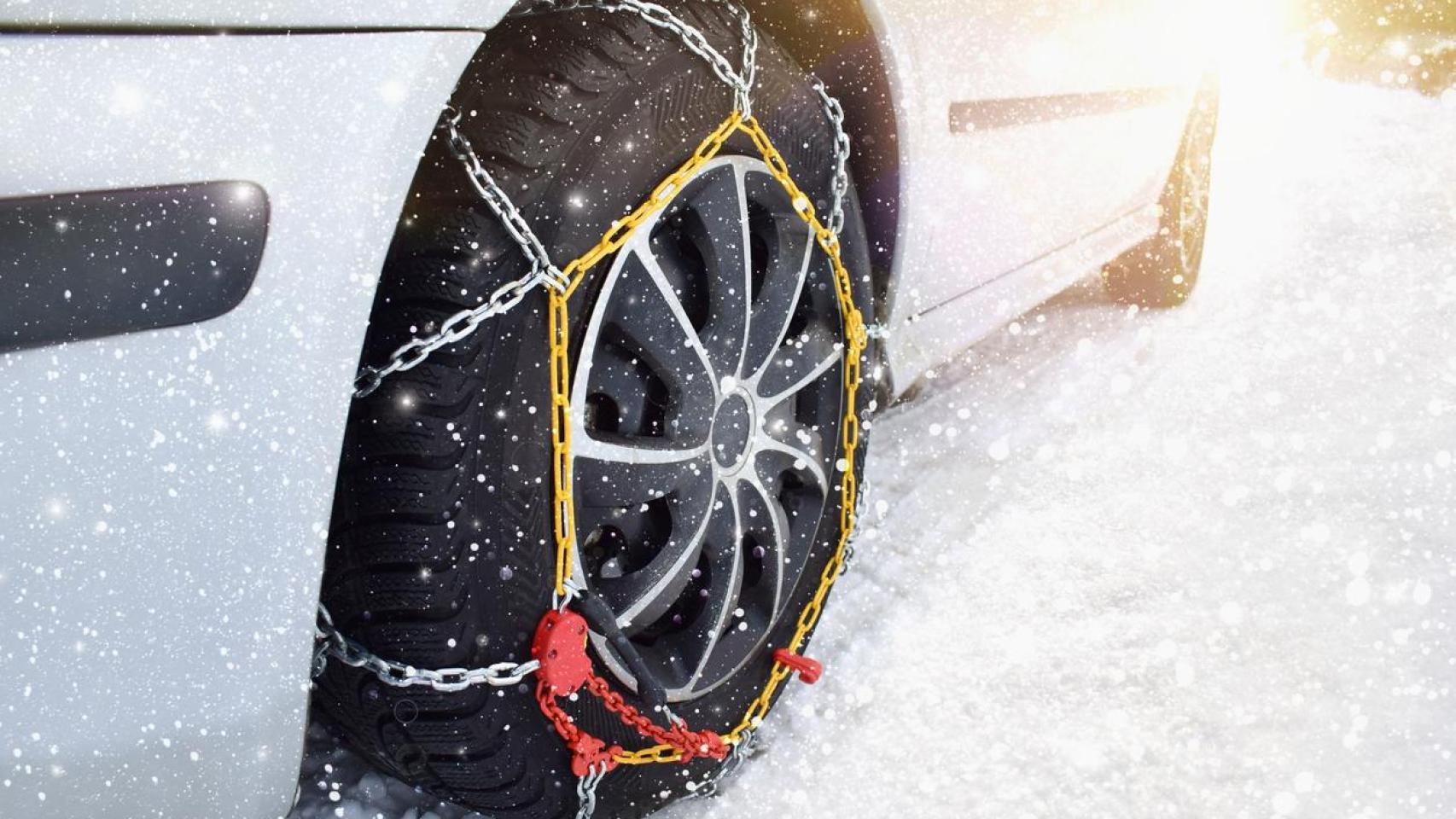 Coche con cadenas y neumáticos de invierno.