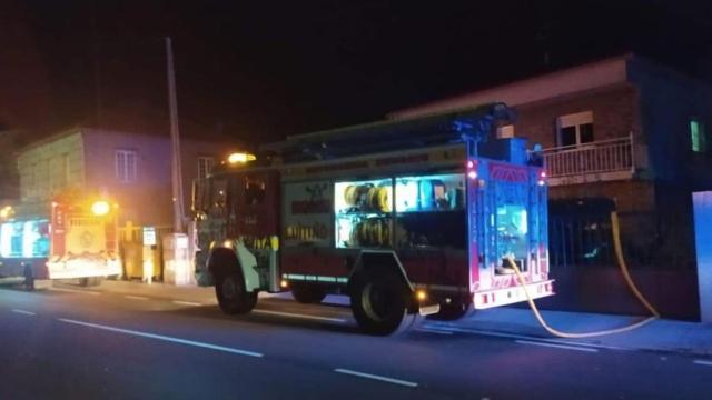 Los bomberos extinguen un incendio declarado en una vivienda de Boiro.