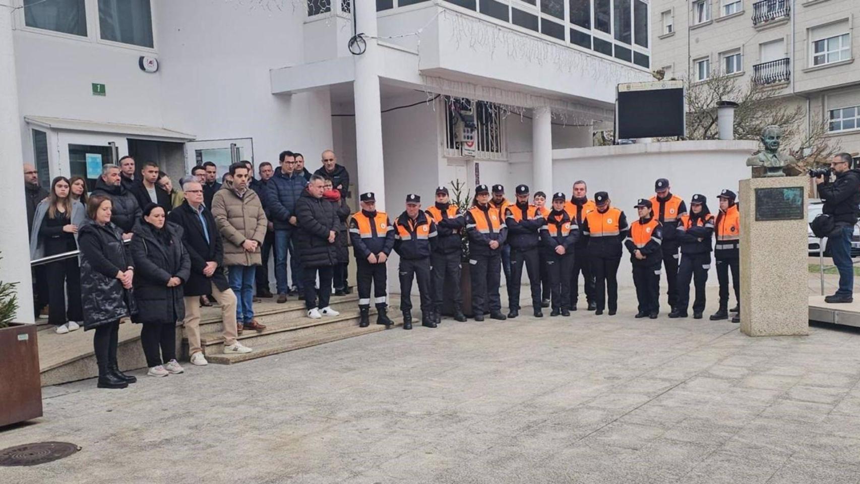 Minuto de silencio en Oroso en memoria del joven atropellado por un autobús.