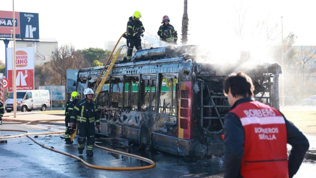 El autobús de Tussam, completamente carbonizado.