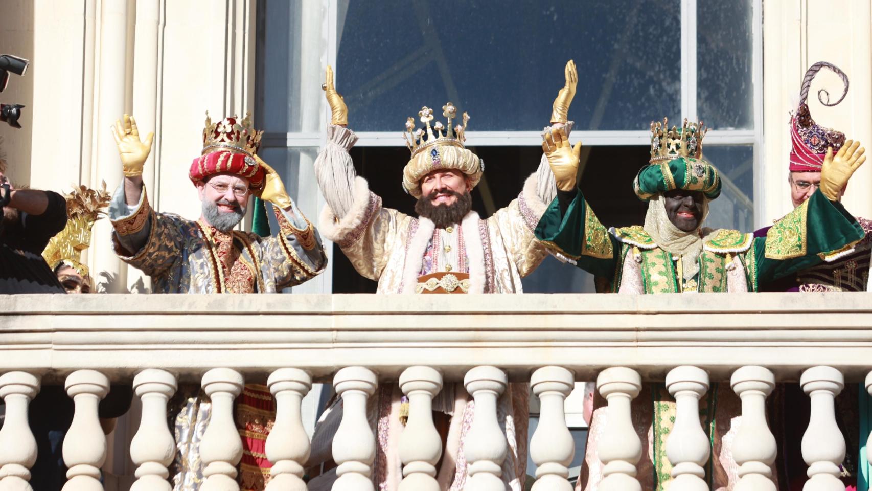 Los Reyes Magos saludan a los sevillanos desde el Rectorado de la Universidad de Sevilla en 2024.