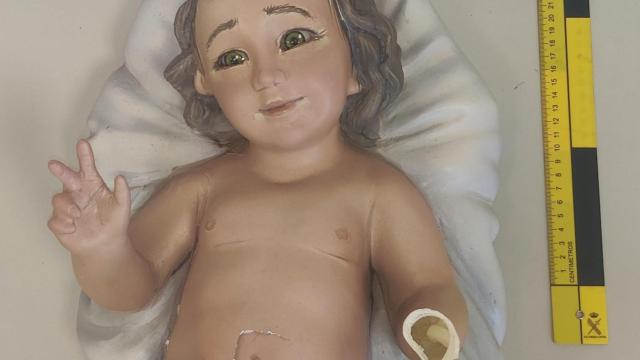 Figura del niño Jesús del belén de Cullera, recuperada con visibles desperfectos por parte de la Guardia Civil. GC