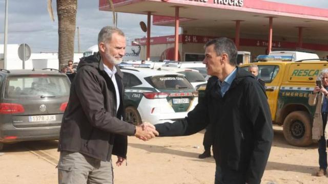 Felipe VI y Pedro Sánchez, instantes antes de que el presidente abandonara Paiporta hace dos meses. Efe