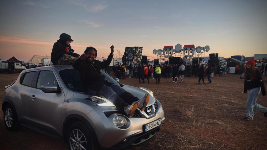 Franceses montados en un coche de la macrorave.