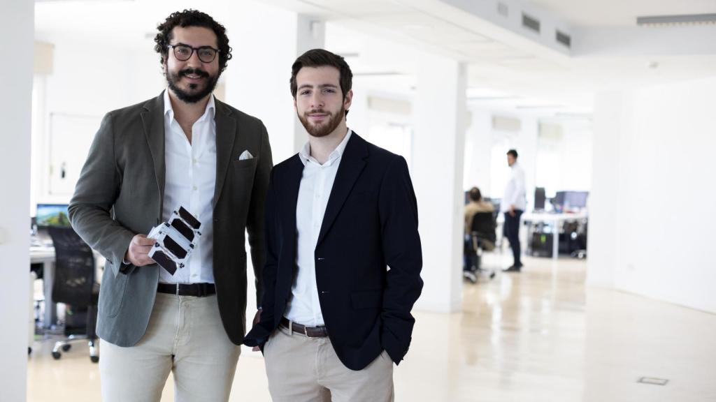 Vicente González y Julián Fernández, cofundadores de FOSSA Systems en su sede de Madrid en Gran Vía.