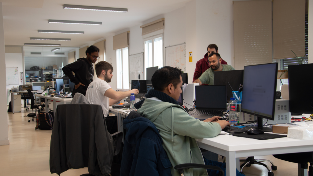 Ingenieros de FOSSA Systems en sus operaciones diarias durante nuestra visita a la sede en Madrid.