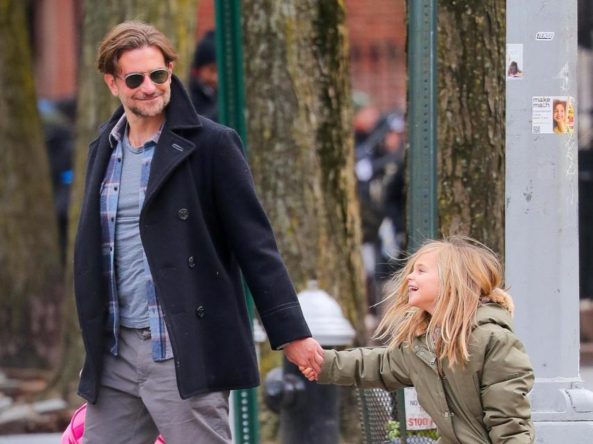 Bradley Cooper en una fotografía junto a su hija, Lea de Seine, en Nueva York, en 2023.