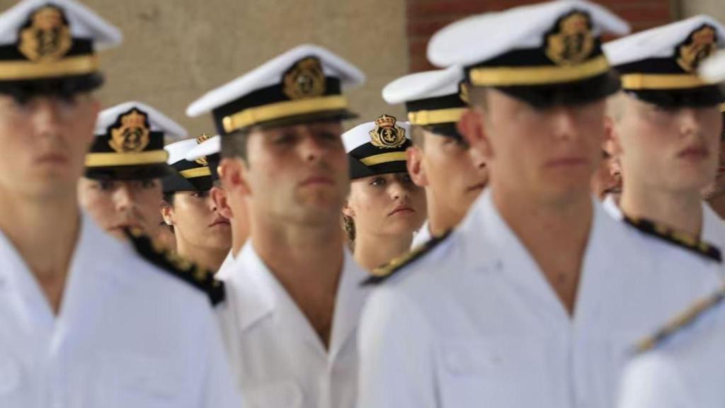 Leonor, entre compañeros, en una de las imágenes distribuidas por Casa Real de su primer día en la Escuela Naval.