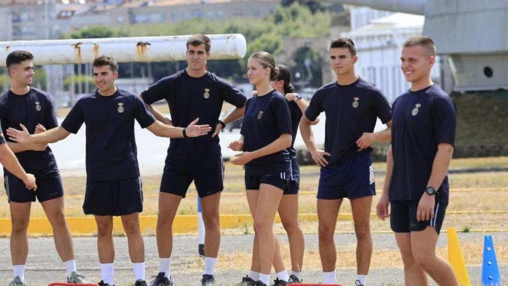 Leonor de Borbón, practicando Deporte con otros compañeros en la Escuela Naval de Marín