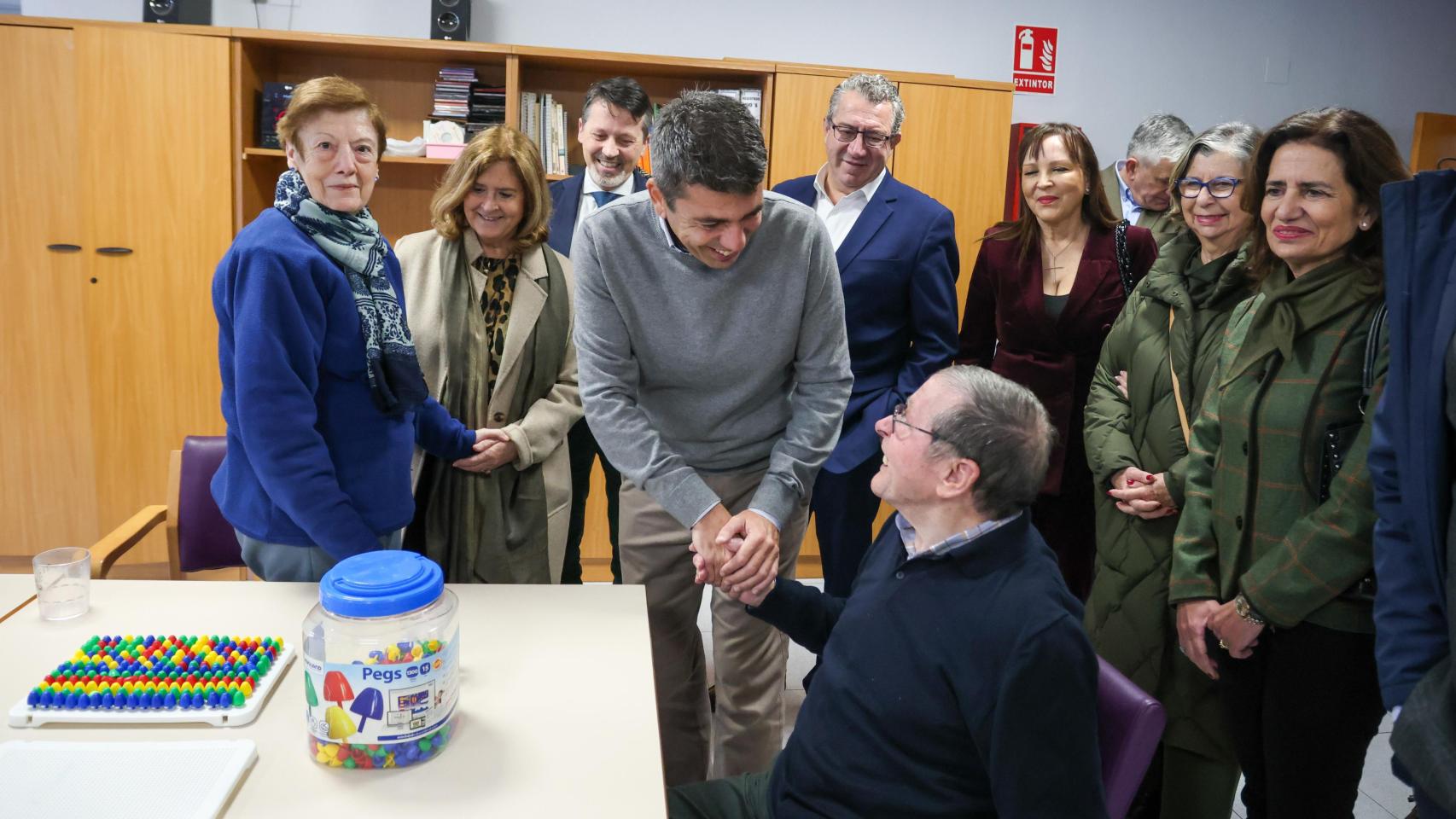 Mazón, en el centro de día de la Asociación de Familiares y Amigos de Enfermos de Alzheimer de Alicante