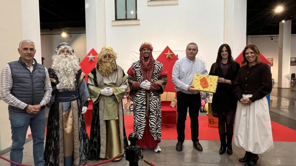 Acto de entrega de los juguetes recaudados a la Ciudad de los Niños de Malaga