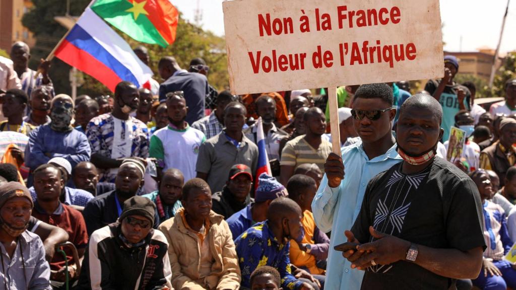 gente sostiene un cartel mientras se reúne para mostrar su apoyo al nuevo líder militar de Burkina Faso, Ibrahim Traore, y exigir la salida del embajador francés en la Place de la Nation en Ougadougou, Burkina Faso, el 20 de enero de 2023.