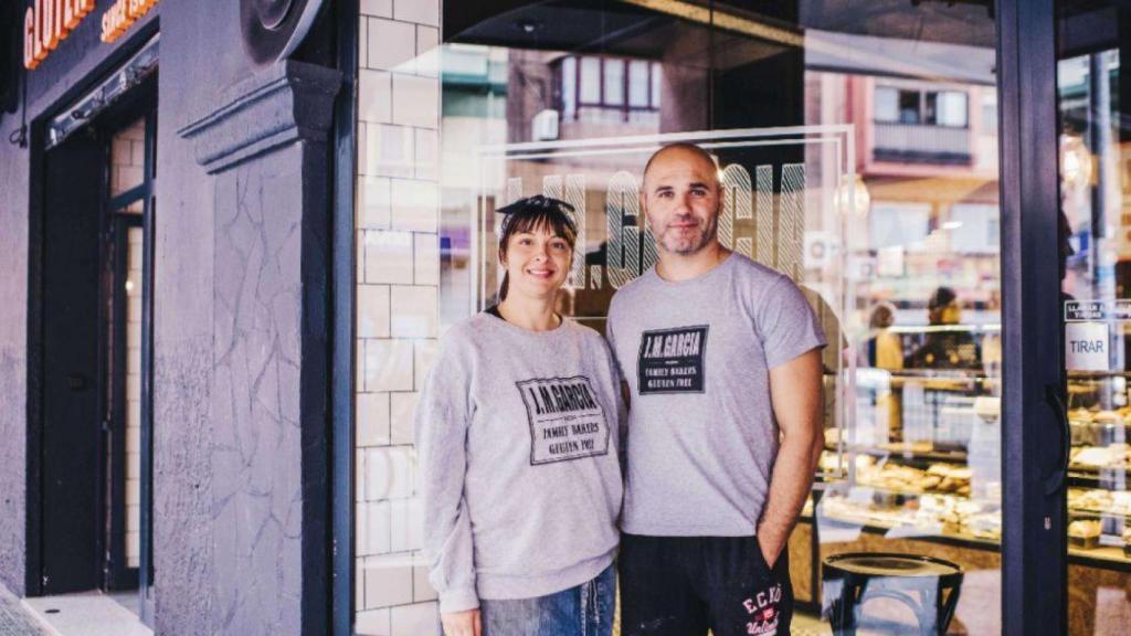 Javier García y Vanesa Alcayde, propietarios de la Panadería José María García.