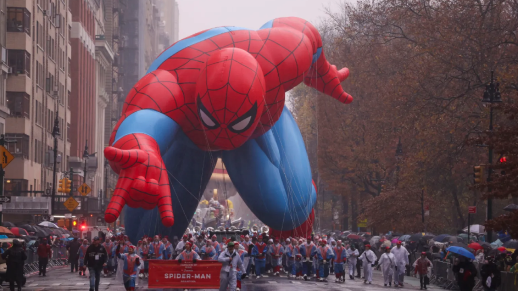 Un enorme Spiderman en el desfile de los globos de Macy's en Nueva York.