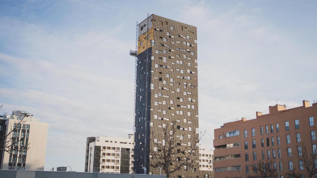 El edificio está rodeado de otros de mucha menor altura.