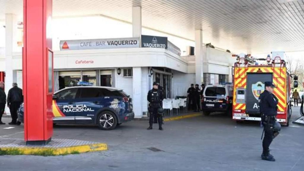 Efectivos de la Policía Nacional y bomberos en el bar Vaquerizo de Badajoz tras el tiroteo mortal el pasado febrero.