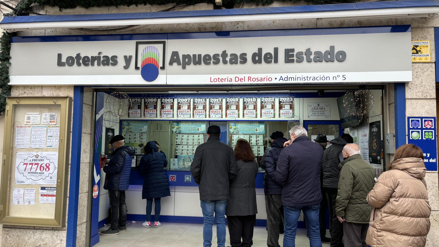 Fila en Lotería del Rosario para comprar.