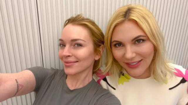 La actriz Lindsay Lohan (i) es una de las principales clientes de la doctora Lukian (d).