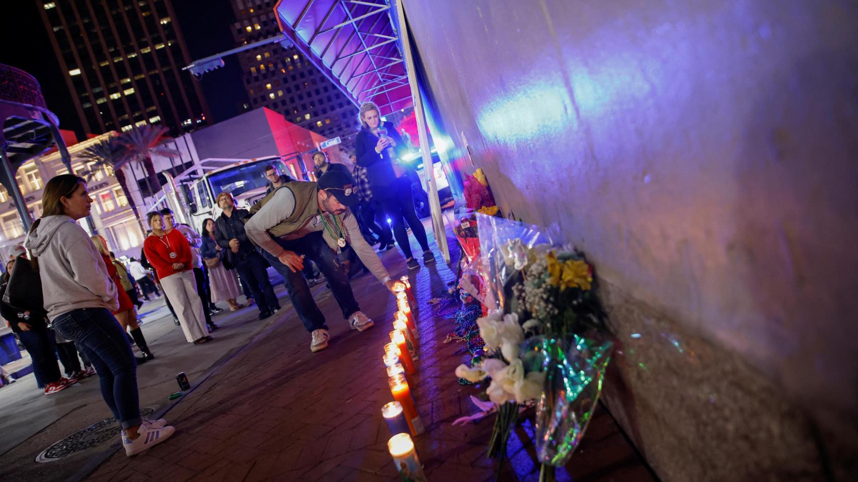 La gente rinde homenaje en un monumento improvisado a las víctimas del atropello masivo en Año Nuevo en Nueva Orleans.