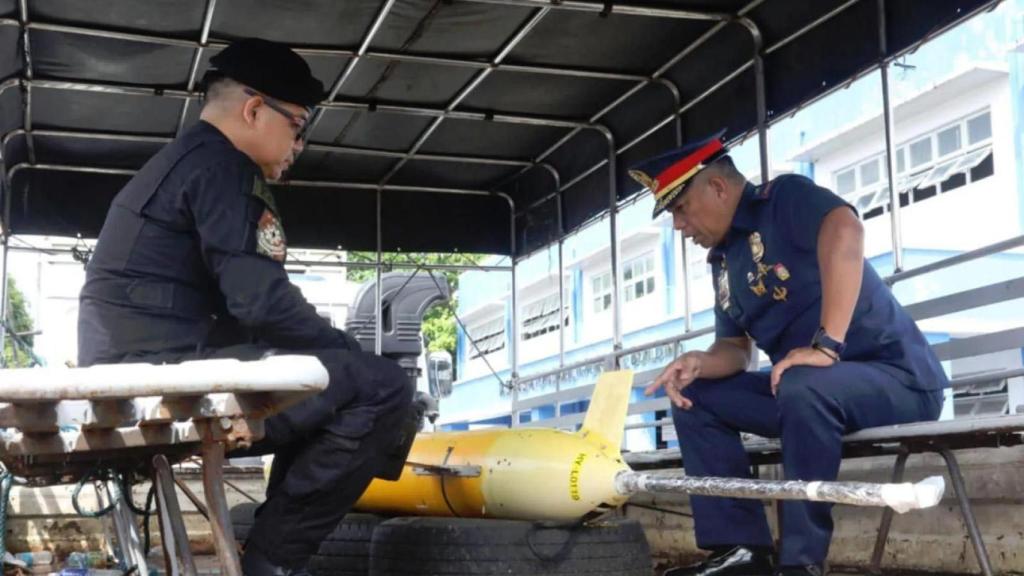 Policías filipinos junto al dron.